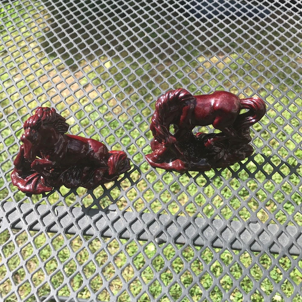 Set of 2 horse figures